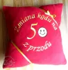 Śmieszny prezent na 50 urodziny - poduszka z dedykacją