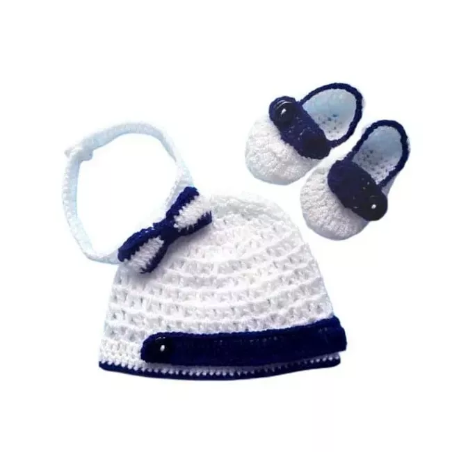 Komplet szydełkowy 3-cz. czapeczka+buciki+muszka KOLEKCJA KLASYCZNA