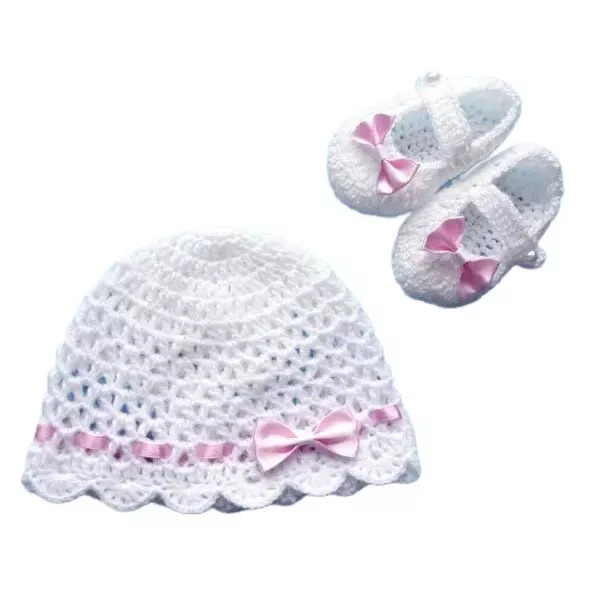 Komplet szydełkowy dla dziewczynki - czapka + buciki