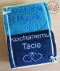 Ręczniki haftowane w koszu dla mamy i taty