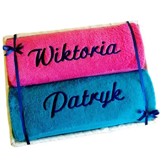Ręczniki z imionami w koszu