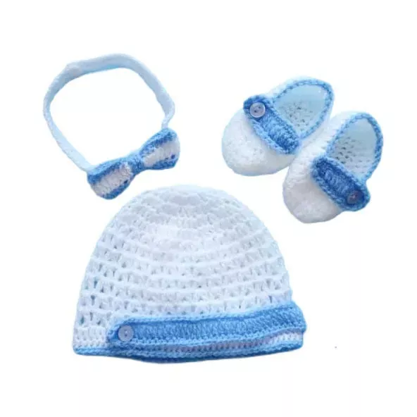 Komplet szydełkowy dla chłopca - czapka + muszka + buciki